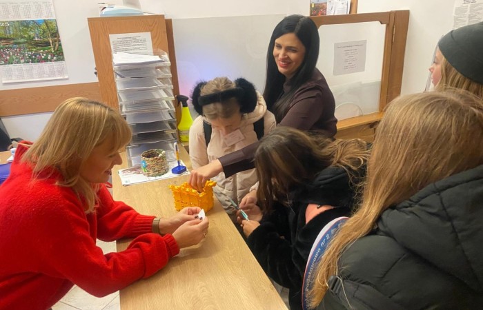 W dniu obchodów Światowego Dnia Tabliczki Mnożenia nasza szkoła włączyła się w akcję promującą znajomość działań matematycznych zarówno wśród uczniów, jak i w szerszej społeczności lokalnej.
Podczas przerw odbywały się krótkie egzaminy, podczas których wyznaczeni egzaminatorzy sprawdzali znajomość tabliczki mnożenia wśród uczniów oraz nauczycieli. Atmosfera była pełna pozytywnej rywalizacji, a uczestnicy z entuzjazmem podchodzili do matematycznych wyzwań.
Specjalnie powołane Patrole Egzaminacyjne, wyposażone w kolorowe transparenty, wyruszyły poza mury szkoły, aby szerzyć ideę Światowego Dnia Tabliczki Mnożenia wśród mieszkańców miasta. Wolontariusze odwiedzili okoliczne sklepy, parki oraz instytucje państwowe, gdzie przeprowadzali krótkie quizy matematyczne wśród przypadkowych przechodniów.
Akcja spotkała się z dużym zainteresowaniem i pozytywnym odbiorem. Kolorowe transparenty i pogodne podejście egzaminatorów przyciągały uwagę, zachęcając do udziału zarówno dzieci, dorosłych, jak i seniorów. W wielu przypadkach uczestnicy z uśmiechem podejmowali wyzwanie, przypominając sobie podstawowe działania matematyczne.
Dzięki zaangażowaniu całej społeczności szkolnej oraz aktywności poza szkołą, nasza placówka przyczyniła się do popularyzacji nauki matematyki wśród mieszkańców miasta. Obchody Światowego Dnia Tabliczki Mnożenia udowodniły, że matematyka może być zabawą dostępną dla wszystkich, niezależnie od wieku.