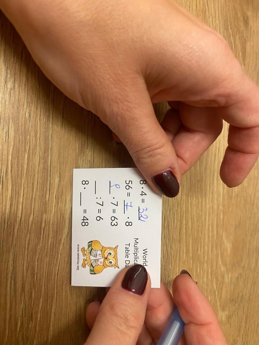 W dniu obchodów Światowego Dnia Tabliczki Mnożenia nasza szkoła włączyła się w akcję promującą znajomość działań matematycznych zarówno wśród uczniów, jak i w szerszej społeczności lokalnej.
Podczas przerw odbywały się krótkie egzaminy, podczas których wyznaczeni egzaminatorzy sprawdzali znajomość tabliczki mnożenia wśród uczniów oraz nauczycieli. Atmosfera była pełna pozytywnej rywalizacji, a uczestnicy z entuzjazmem podchodzili do matematycznych wyzwań.
Specjalnie powołane Patrole Egzaminacyjne, wyposażone w kolorowe transparenty, wyruszyły poza mury szkoły, aby szerzyć ideę Światowego Dnia Tabliczki Mnożenia wśród mieszkańców miasta. Wolontariusze odwiedzili okoliczne sklepy, parki oraz instytucje państwowe, gdzie przeprowadzali krótkie quizy matematyczne wśród przypadkowych przechodniów.
Akcja spotkała się z dużym zainteresowaniem i pozytywnym odbiorem. Kolorowe transparenty i pogodne podejście egzaminatorów przyciągały uwagę, zachęcając do udziału zarówno dzieci, dorosłych, jak i seniorów. W wielu przypadkach uczestnicy z uśmiechem podejmowali wyzwanie, przypominając sobie podstawowe działania matematyczne.
Dzięki zaangażowaniu całej społeczności szkolnej oraz aktywności poza szkołą, nasza placówka przyczyniła się do popularyzacji nauki matematyki wśród mieszkańców miasta. Obchody Światowego Dnia Tabliczki Mnożenia udowodniły, że matematyka może być zabawą dostępną dla wszystkich, niezależnie od wieku.