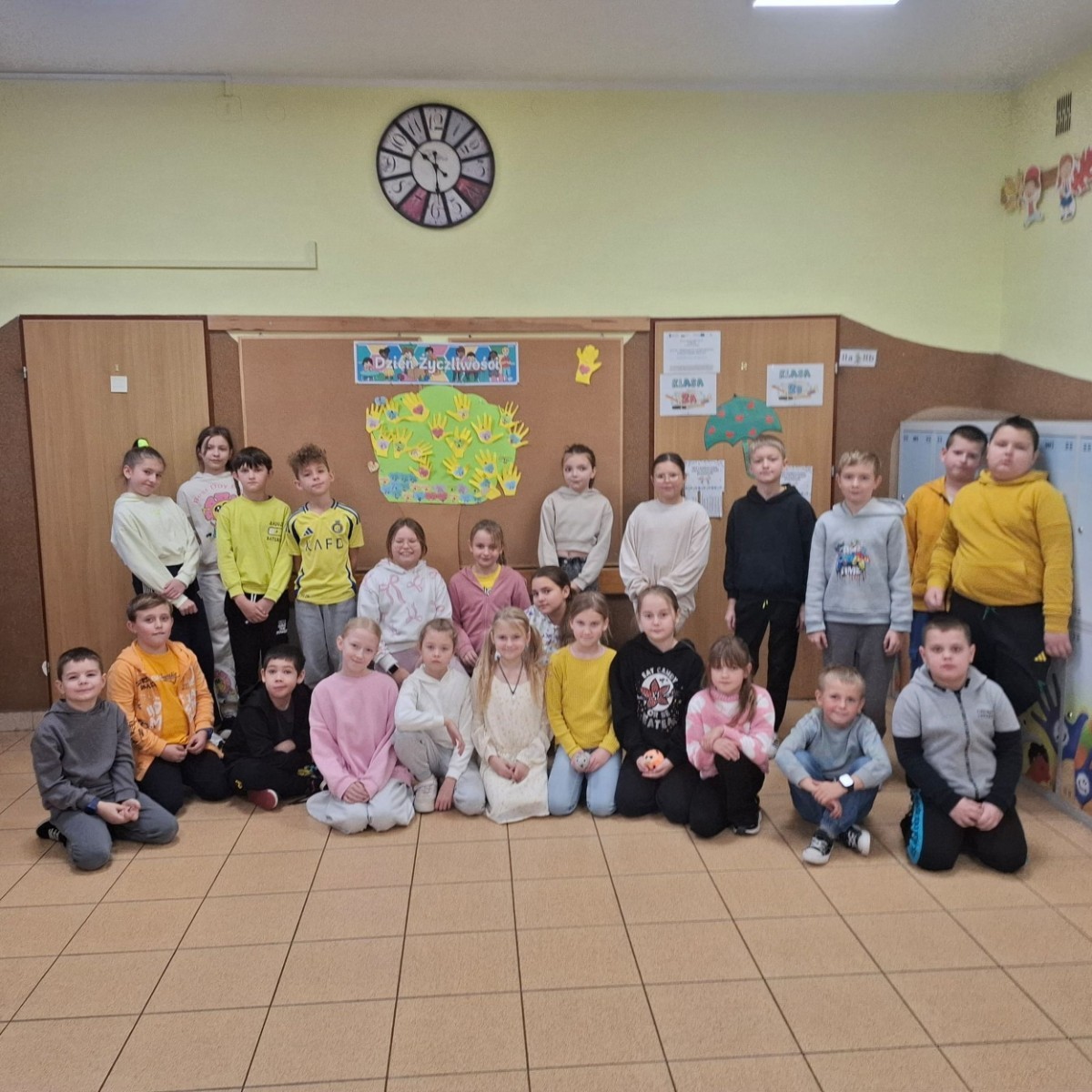 21 listopada uczniowie klas I-III obchodzili Dzień Życzliwości – wyjątkowe święto, które przypomina nam, jak wielką moc mają dobre słowa, uśmiech i drobne gesty. Tego dnia rozmawialiśmy o tym, czym jest życzliwość i jak możemy okazywać ją sobie nawzajem. Uczniowie brali udział w zabawach i aktywnościach promujących dobre relacje, empatię i wzajemny szacunek. Powstało także „drzewko życzliwości”, które już zdobi nasz korytarz i przypomina, że warto być dla siebie dobrym.

Pamiętajmy — życzliwość nic nie kosztuje, a potrafi zdziałać cuda! 