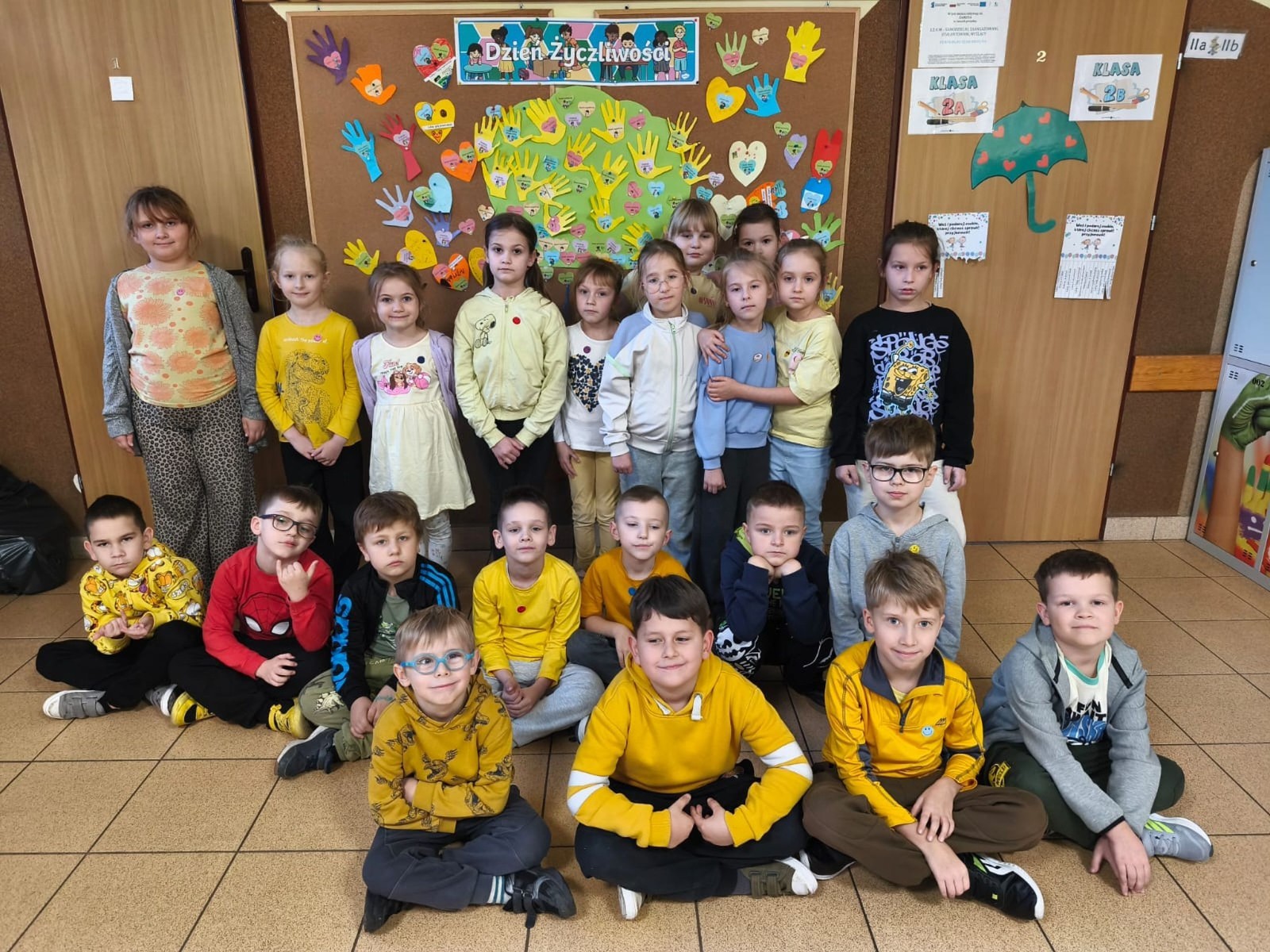 21 listopada uczniowie klas I-III obchodzili Dzień Życzliwości – wyjątkowe święto, które przypomina nam, jak wielką moc mają dobre słowa, uśmiech i drobne gesty. Tego dnia rozmawialiśmy o tym, czym jest życzliwość i jak możemy okazywać ją sobie nawzajem. Uczniowie brali udział w zabawach i aktywnościach promujących dobre relacje, empatię i wzajemny szacunek. Powstało także „drzewko życzliwości”, które już zdobi nasz korytarz i przypomina, że warto być dla siebie dobrym.

Pamiętajmy — życzliwość nic nie kosztuje, a potrafi zdziałać cuda! 