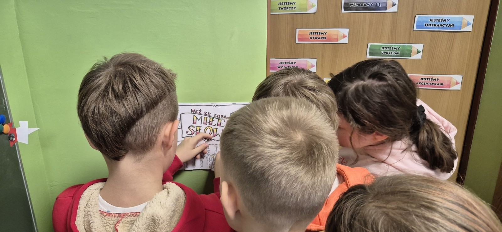 21 listopada uczniowie klas I-III obchodzili Dzień Życzliwości – wyjątkowe święto, które przypomina nam, jak wielką moc mają dobre słowa, uśmiech i drobne gesty. Tego dnia rozmawialiśmy o tym, czym jest życzliwość i jak możemy okazywać ją sobie nawzajem. Uczniowie brali udział w zabawach i aktywnościach promujących dobre relacje, empatię i wzajemny szacunek. Powstało także „drzewko życzliwości”, które już zdobi nasz korytarz i przypomina, że warto być dla siebie dobrym.

Pamiętajmy — życzliwość nic nie kosztuje, a potrafi zdziałać cuda! 