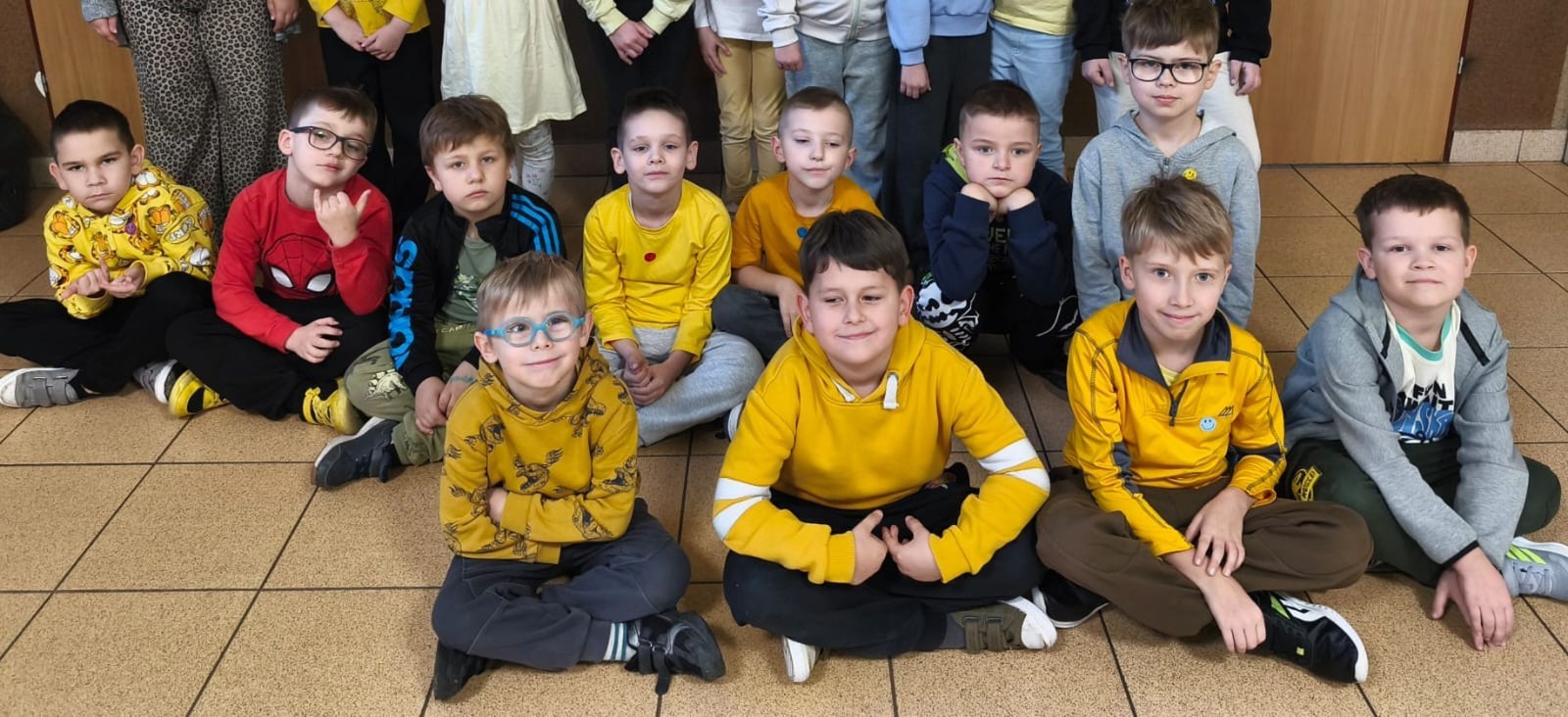 21 listopada uczniowie klas I-III obchodzili Dzień Życzliwości – wyjątkowe święto, które przypomina nam, jak wielką moc mają dobre słowa, uśmiech i drobne gesty. Tego dnia rozmawialiśmy o tym, czym jest życzliwość i jak możemy okazywać ją sobie nawzajem. Uczniowie brali udział w zabawach i aktywnościach promujących dobre relacje, empatię i wzajemny szacunek. Powstało także „drzewko życzliwości”, które już zdobi nasz korytarz i przypomina, że warto być dla siebie dobrym.

Pamiętajmy — życzliwość nic nie kosztuje, a potrafi zdziałać cuda! 