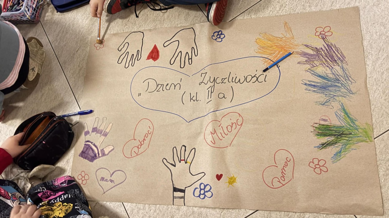 21 listopada uczniowie klas I-III obchodzili Dzień Życzliwości – wyjątkowe święto, które przypomina nam, jak wielką moc mają dobre słowa, uśmiech i drobne gesty. Tego dnia rozmawialiśmy o tym, czym jest życzliwość i jak możemy okazywać ją sobie nawzajem. Uczniowie brali udział w zabawach i aktywnościach promujących dobre relacje, empatię i wzajemny szacunek. Powstało także „drzewko życzliwości”, które już zdobi nasz korytarz i przypomina, że warto być dla siebie dobrym.

Pamiętajmy — życzliwość nic nie kosztuje, a potrafi zdziałać cuda! 