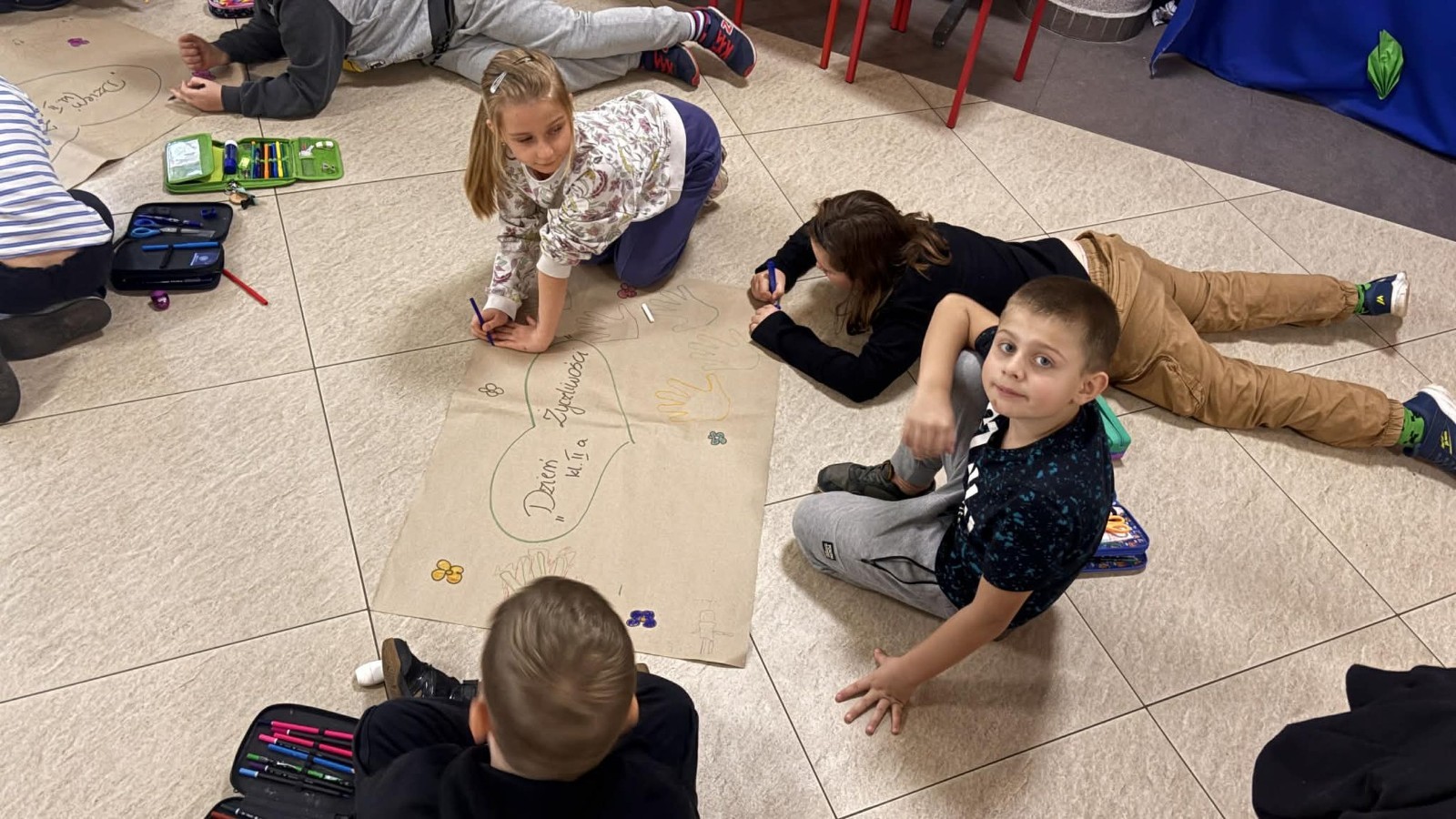 21 listopada uczniowie klas I-III obchodzili Dzień Życzliwości – wyjątkowe święto, które przypomina nam, jak wielką moc mają dobre słowa, uśmiech i drobne gesty. Tego dnia rozmawialiśmy o tym, czym jest życzliwość i jak możemy okazywać ją sobie nawzajem. Uczniowie brali udział w zabawach i aktywnościach promujących dobre relacje, empatię i wzajemny szacunek. Powstało także „drzewko życzliwości”, które już zdobi nasz korytarz i przypomina, że warto być dla siebie dobrym.

Pamiętajmy — życzliwość nic nie kosztuje, a potrafi zdziałać cuda! 