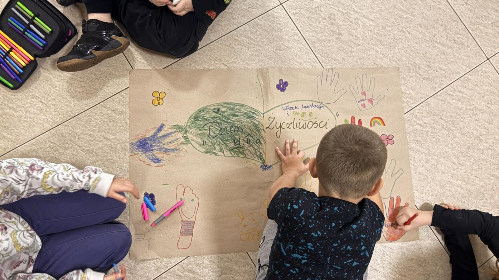 21 listopada uczniowie klas I-III obchodzili Dzień Życzliwości – wyjątkowe święto, które przypomina nam, jak wielką moc mają dobre słowa, uśmiech i drobne gesty. Tego dnia rozmawialiśmy o tym, czym jest życzliwość i jak możemy okazywać ją sobie nawzajem. Uczniowie brali udział w zabawach i aktywnościach promujących dobre relacje, empatię i wzajemny szacunek. Powstało także „drzewko życzliwości”, które już zdobi nasz korytarz i przypomina, że warto być dla siebie dobrym.

Pamiętajmy — życzliwość nic nie kosztuje, a potrafi zdziałać cuda! 