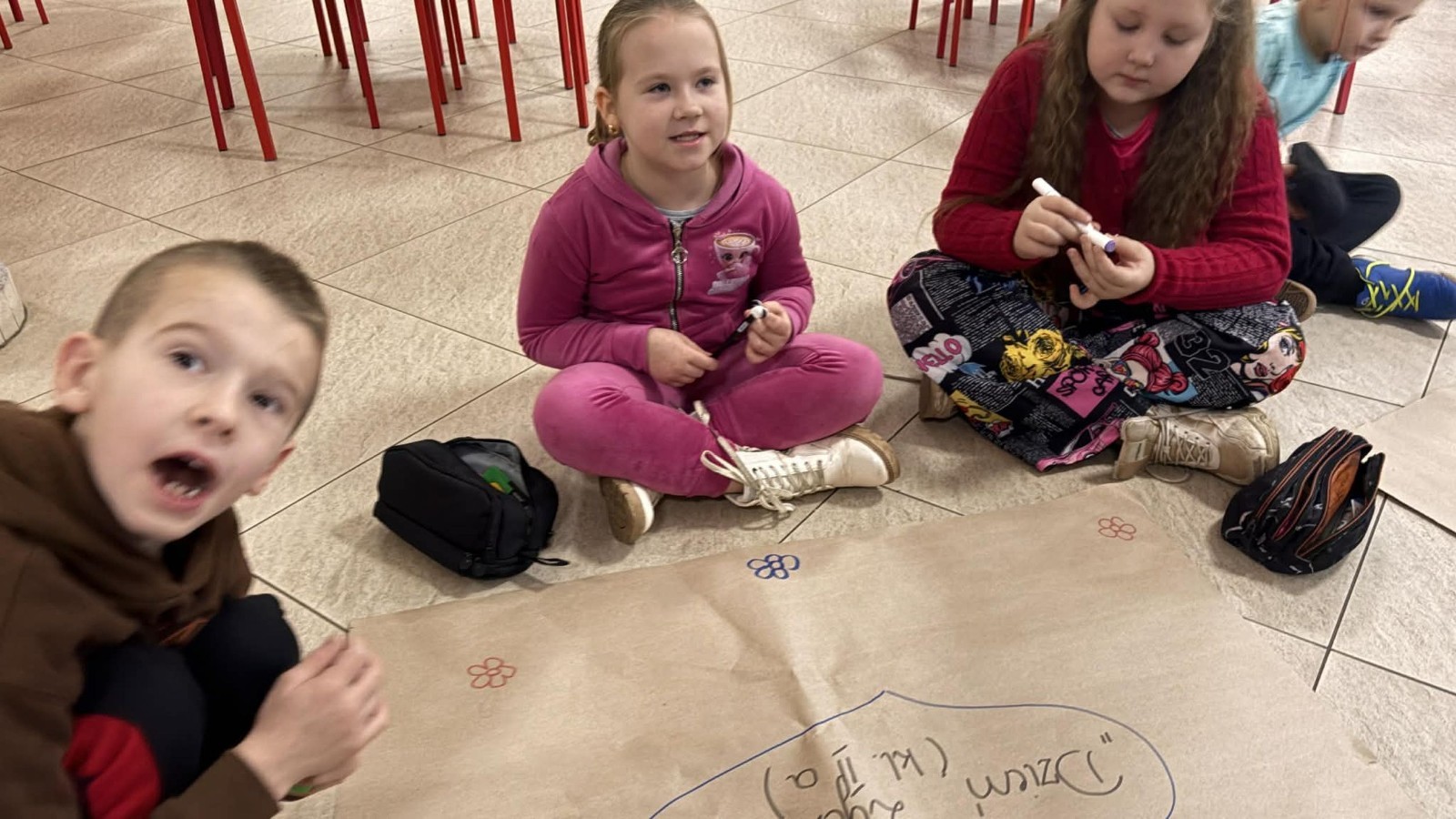 21 listopada uczniowie klas I-III obchodzili Dzień Życzliwości – wyjątkowe święto, które przypomina nam, jak wielką moc mają dobre słowa, uśmiech i drobne gesty. Tego dnia rozmawialiśmy o tym, czym jest życzliwość i jak możemy okazywać ją sobie nawzajem. Uczniowie brali udział w zabawach i aktywnościach promujących dobre relacje, empatię i wzajemny szacunek. Powstało także „drzewko życzliwości”, które już zdobi nasz korytarz i przypomina, że warto być dla siebie dobrym.

Pamiętajmy — życzliwość nic nie kosztuje, a potrafi zdziałać cuda! 