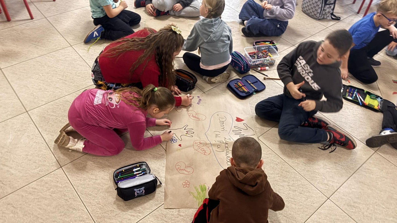 21 listopada uczniowie klas I-III obchodzili Dzień Życzliwości – wyjątkowe święto, które przypomina nam, jak wielką moc mają dobre słowa, uśmiech i drobne gesty. Tego dnia rozmawialiśmy o tym, czym jest życzliwość i jak możemy okazywać ją sobie nawzajem. Uczniowie brali udział w zabawach i aktywnościach promujących dobre relacje, empatię i wzajemny szacunek. Powstało także „drzewko życzliwości”, które już zdobi nasz korytarz i przypomina, że warto być dla siebie dobrym.

Pamiętajmy — życzliwość nic nie kosztuje, a potrafi zdziałać cuda! 