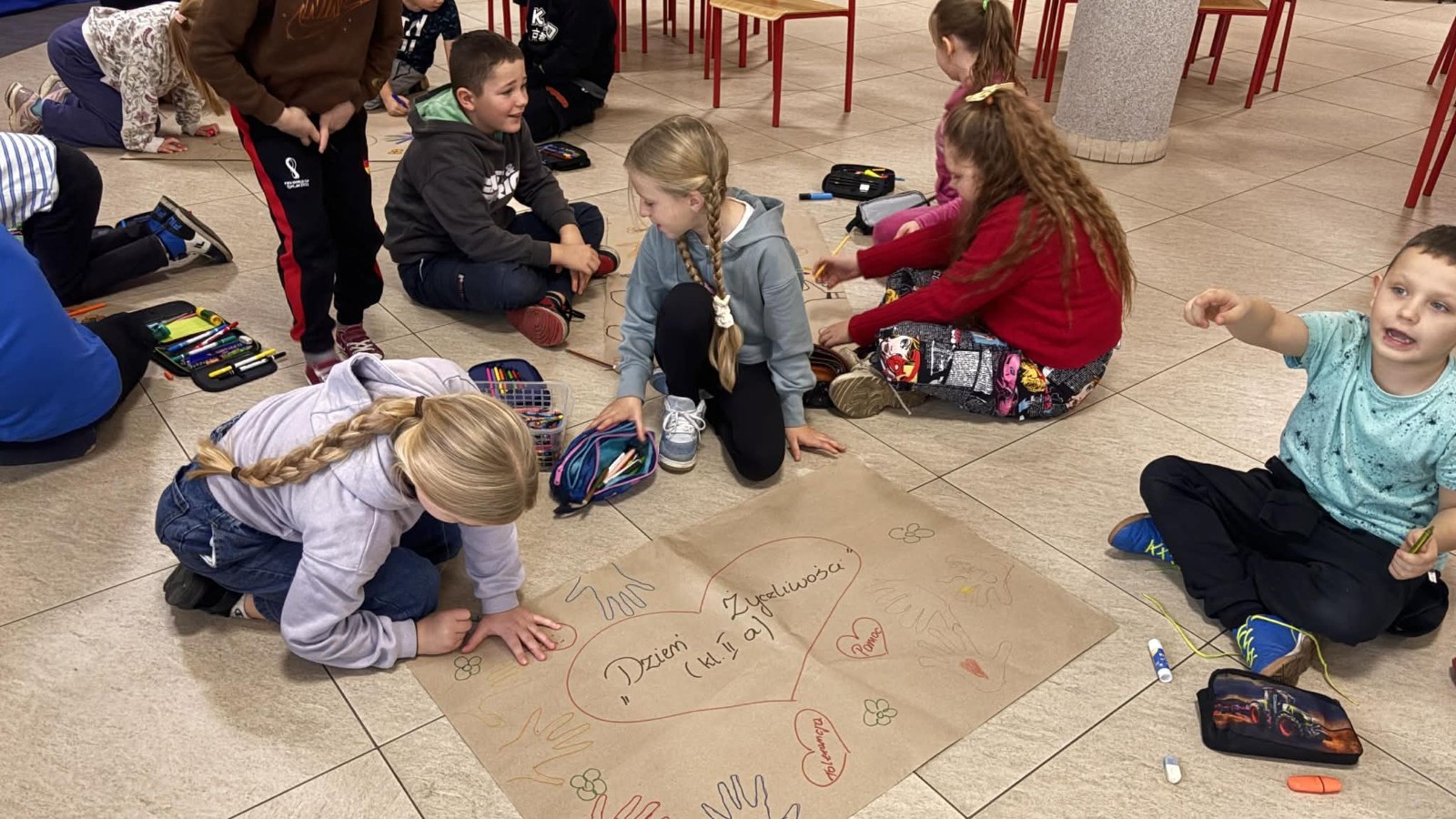 21 listopada uczniowie klas I-III obchodzili Dzień Życzliwości – wyjątkowe święto, które przypomina nam, jak wielką moc mają dobre słowa, uśmiech i drobne gesty. Tego dnia rozmawialiśmy o tym, czym jest życzliwość i jak możemy okazywać ją sobie nawzajem. Uczniowie brali udział w zabawach i aktywnościach promujących dobre relacje, empatię i wzajemny szacunek. Powstało także „drzewko życzliwości”, które już zdobi nasz korytarz i przypomina, że warto być dla siebie dobrym.

Pamiętajmy — życzliwość nic nie kosztuje, a potrafi zdziałać cuda! 