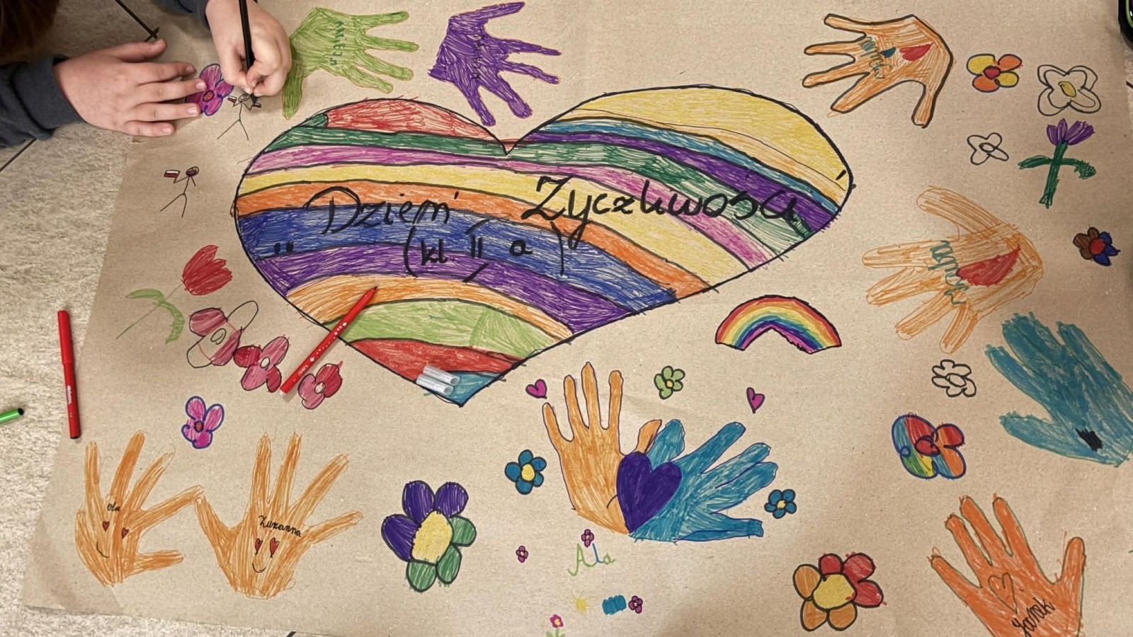 21 listopada uczniowie klas I-III obchodzili Dzień Życzliwości – wyjątkowe święto, które przypomina nam, jak wielką moc mają dobre słowa, uśmiech i drobne gesty. Tego dnia rozmawialiśmy o tym, czym jest życzliwość i jak możemy okazywać ją sobie nawzajem. Uczniowie brali udział w zabawach i aktywnościach promujących dobre relacje, empatię i wzajemny szacunek. Powstało także „drzewko życzliwości”, które już zdobi nasz korytarz i przypomina, że warto być dla siebie dobrym.

Pamiętajmy — życzliwość nic nie kosztuje, a potrafi zdziałać cuda! 