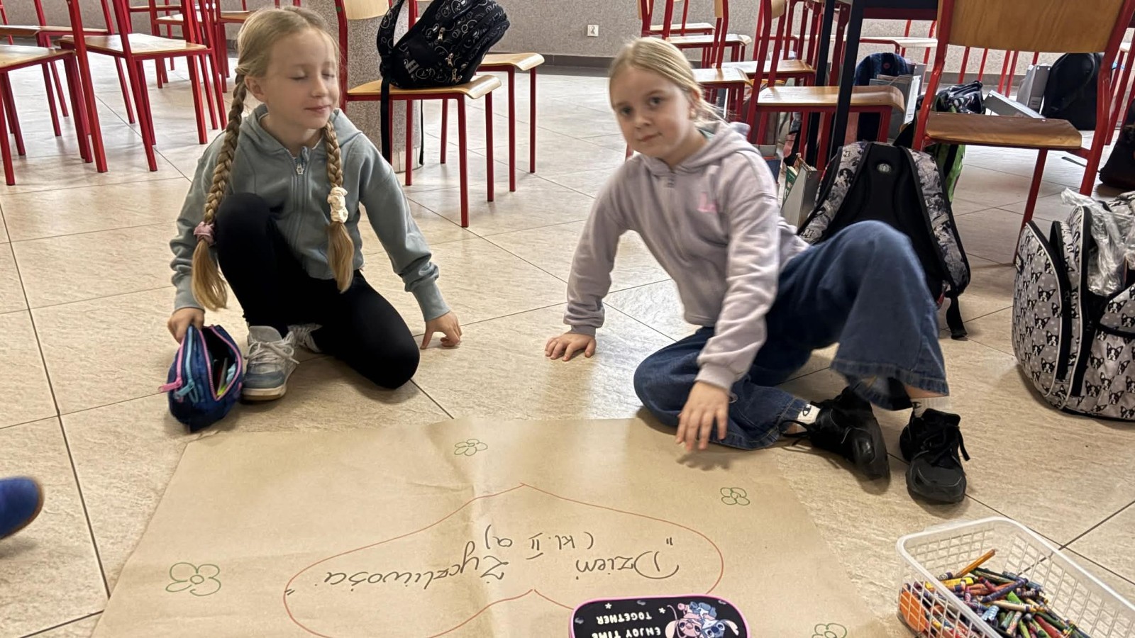 21 listopada uczniowie klas I-III obchodzili Dzień Życzliwości – wyjątkowe święto, które przypomina nam, jak wielką moc mają dobre słowa, uśmiech i drobne gesty. Tego dnia rozmawialiśmy o tym, czym jest życzliwość i jak możemy okazywać ją sobie nawzajem. Uczniowie brali udział w zabawach i aktywnościach promujących dobre relacje, empatię i wzajemny szacunek. Powstało także „drzewko życzliwości”, które już zdobi nasz korytarz i przypomina, że warto być dla siebie dobrym.

Pamiętajmy — życzliwość nic nie kosztuje, a potrafi zdziałać cuda! 