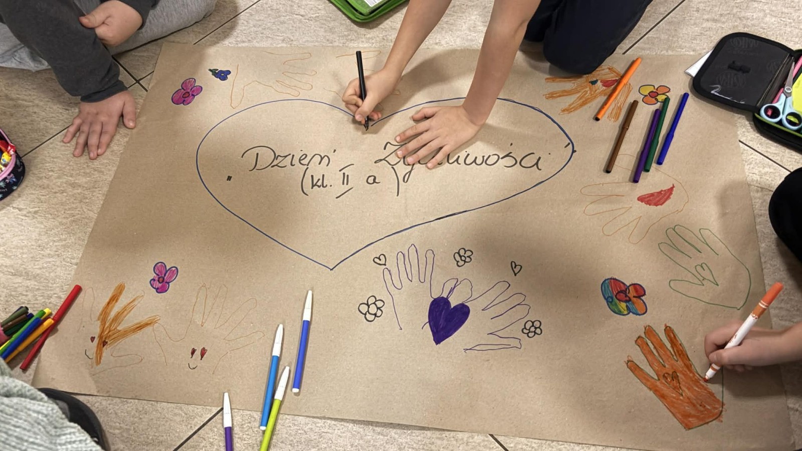 21 listopada uczniowie klas I-III obchodzili Dzień Życzliwości – wyjątkowe święto, które przypomina nam, jak wielką moc mają dobre słowa, uśmiech i drobne gesty. Tego dnia rozmawialiśmy o tym, czym jest życzliwość i jak możemy okazywać ją sobie nawzajem. Uczniowie brali udział w zabawach i aktywnościach promujących dobre relacje, empatię i wzajemny szacunek. Powstało także „drzewko życzliwości”, które już zdobi nasz korytarz i przypomina, że warto być dla siebie dobrym.

Pamiętajmy — życzliwość nic nie kosztuje, a potrafi zdziałać cuda! 