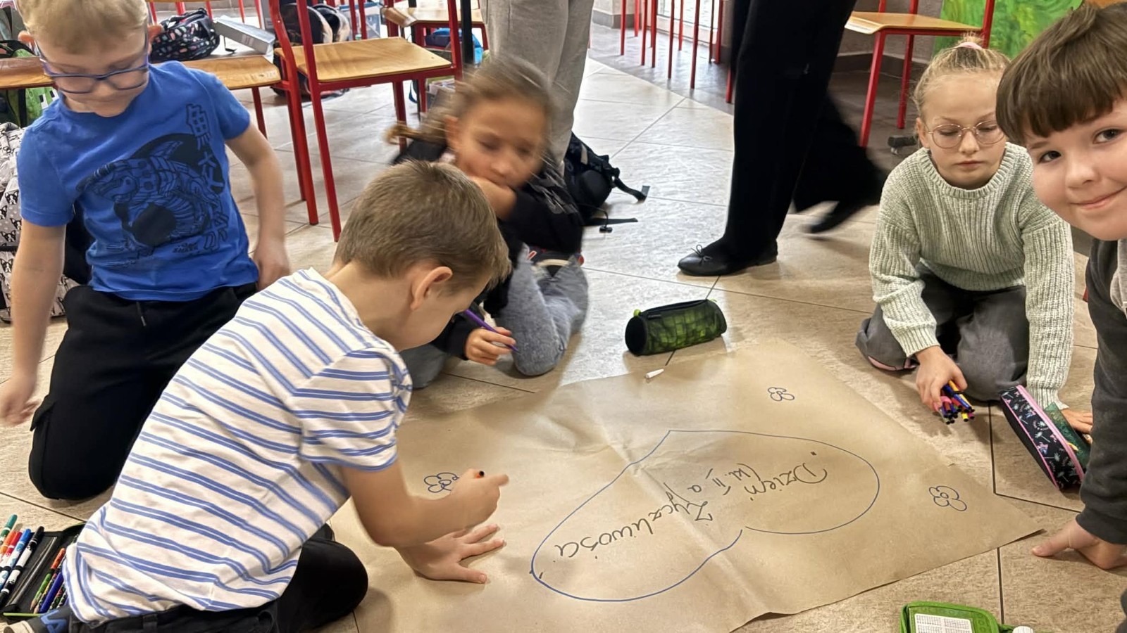 21 listopada uczniowie klas I-III obchodzili Dzień Życzliwości – wyjątkowe święto, które przypomina nam, jak wielką moc mają dobre słowa, uśmiech i drobne gesty. Tego dnia rozmawialiśmy o tym, czym jest życzliwość i jak możemy okazywać ją sobie nawzajem. Uczniowie brali udział w zabawach i aktywnościach promujących dobre relacje, empatię i wzajemny szacunek. Powstało także „drzewko życzliwości”, które już zdobi nasz korytarz i przypomina, że warto być dla siebie dobrym.

Pamiętajmy — życzliwość nic nie kosztuje, a potrafi zdziałać cuda! 