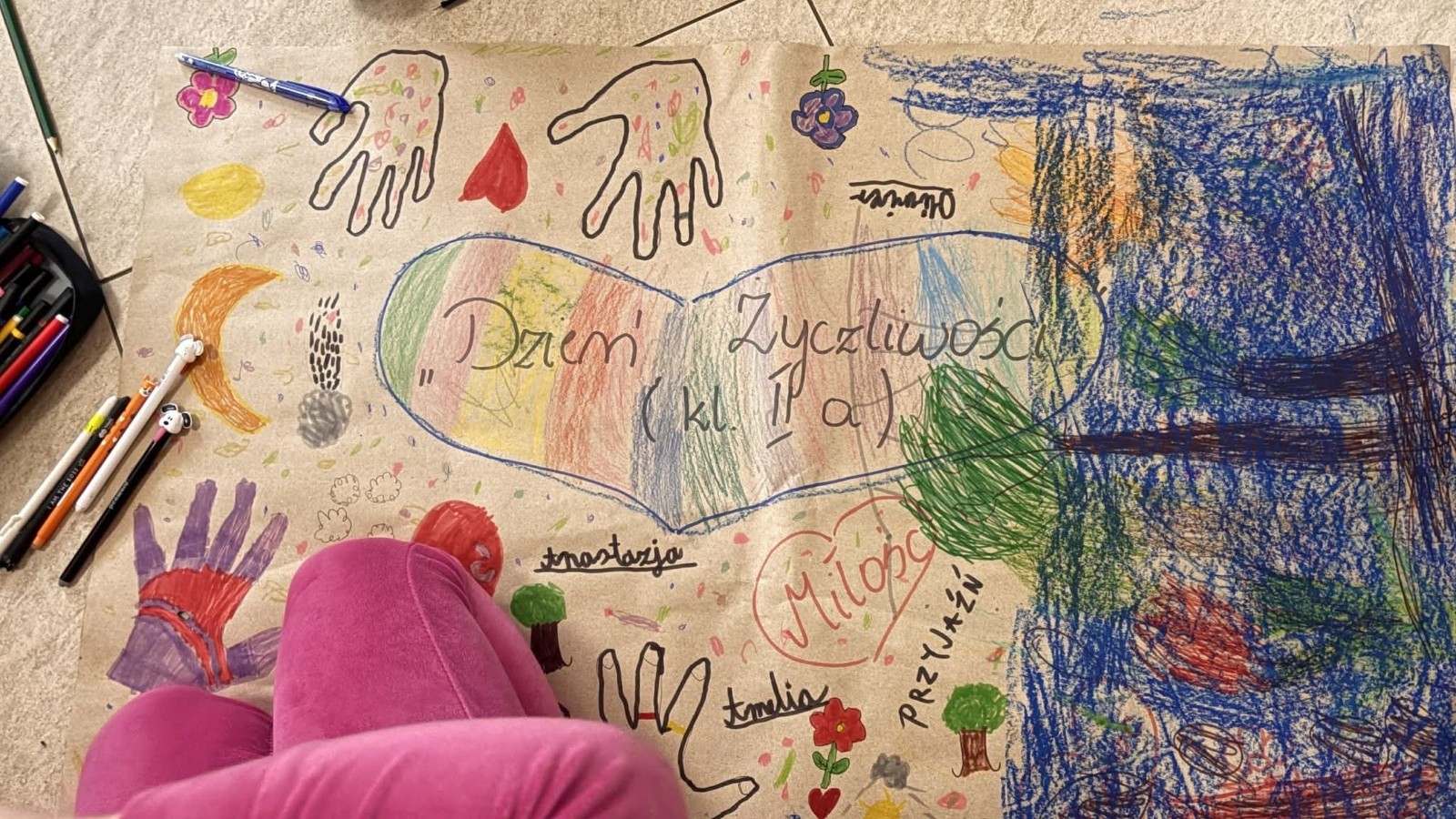 21 listopada uczniowie klas I-III obchodzili Dzień Życzliwości – wyjątkowe święto, które przypomina nam, jak wielką moc mają dobre słowa, uśmiech i drobne gesty. Tego dnia rozmawialiśmy o tym, czym jest życzliwość i jak możemy okazywać ją sobie nawzajem. Uczniowie brali udział w zabawach i aktywnościach promujących dobre relacje, empatię i wzajemny szacunek. Powstało także „drzewko życzliwości”, które już zdobi nasz korytarz i przypomina, że warto być dla siebie dobrym.

Pamiętajmy — życzliwość nic nie kosztuje, a potrafi zdziałać cuda! 