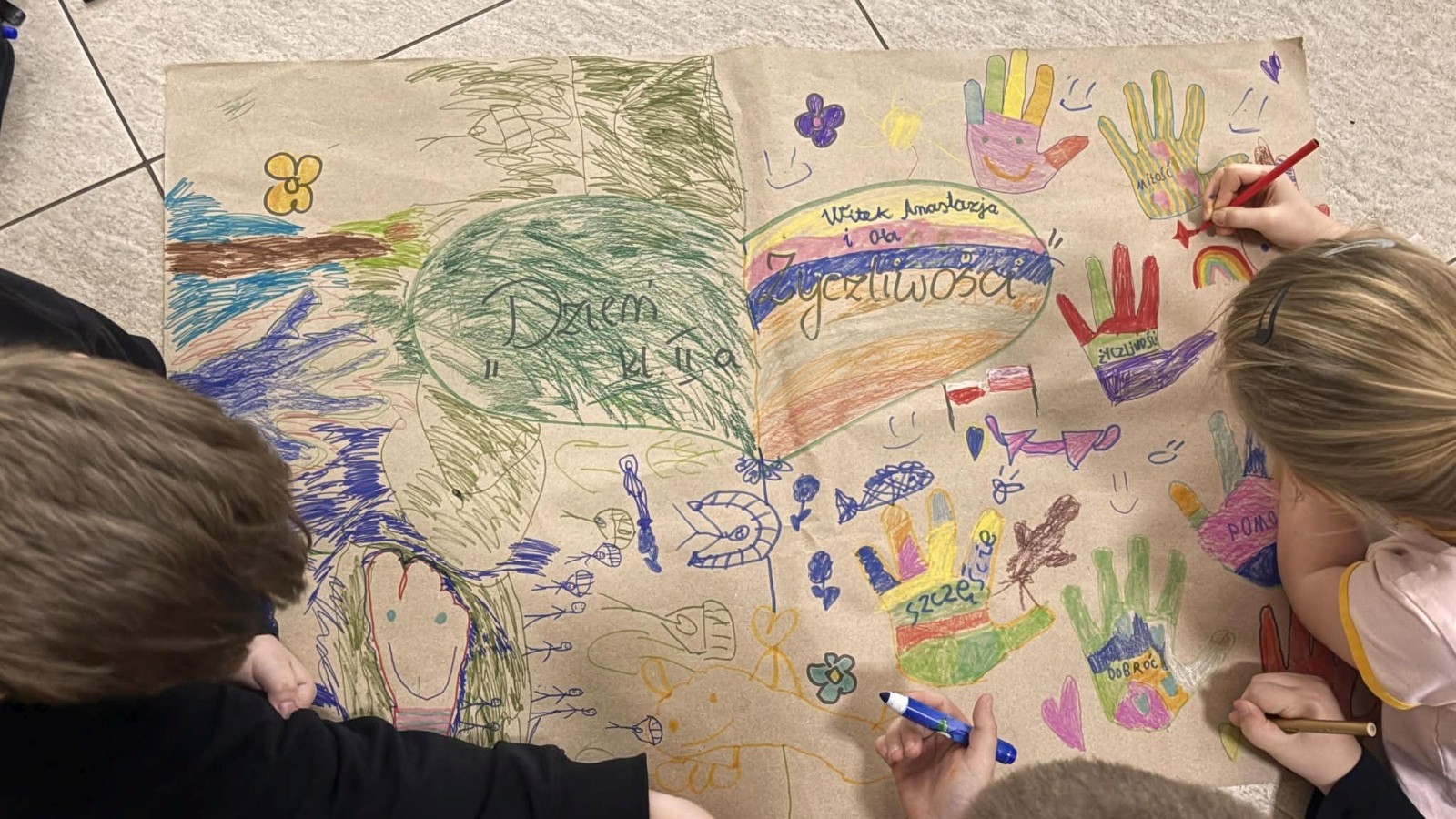 21 listopada uczniowie klas I-III obchodzili Dzień Życzliwości – wyjątkowe święto, które przypomina nam, jak wielką moc mają dobre słowa, uśmiech i drobne gesty. Tego dnia rozmawialiśmy o tym, czym jest życzliwość i jak możemy okazywać ją sobie nawzajem. Uczniowie brali udział w zabawach i aktywnościach promujących dobre relacje, empatię i wzajemny szacunek. Powstało także „drzewko życzliwości”, które już zdobi nasz korytarz i przypomina, że warto być dla siebie dobrym.

Pamiętajmy — życzliwość nic nie kosztuje, a potrafi zdziałać cuda! 