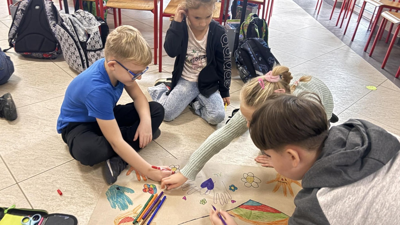 21 listopada uczniowie klas I-III obchodzili Dzień Życzliwości – wyjątkowe święto, które przypomina nam, jak wielką moc mają dobre słowa, uśmiech i drobne gesty. Tego dnia rozmawialiśmy o tym, czym jest życzliwość i jak możemy okazywać ją sobie nawzajem. Uczniowie brali udział w zabawach i aktywnościach promujących dobre relacje, empatię i wzajemny szacunek. Powstało także „drzewko życzliwości”, które już zdobi nasz korytarz i przypomina, że warto być dla siebie dobrym.

Pamiętajmy — życzliwość nic nie kosztuje, a potrafi zdziałać cuda! 