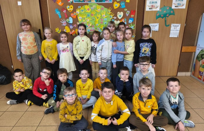 21 listopada uczniowie klas I-III obchodzili Dzień Życzliwości – wyjątkowe święto, które przypomina nam, jak wielką moc mają dobre słowa, uśmiech i drobne gesty. Tego dnia rozmawialiśmy o tym, czym jest życzliwość i jak możemy okazywać ją sobie nawzajem. Uczniowie brali udział w zabawach i aktywnościach promujących dobre relacje, empatię i wzajemny szacunek. Powstało także „drzewko życzliwości”, które już zdobi nasz korytarz i przypomina, że warto być dla siebie dobrym.

Pamiętajmy — życzliwość nic nie kosztuje, a potrafi zdziałać cuda! 