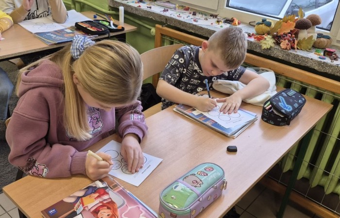 21 listopada uczniowie klas I-III obchodzili Dzień Życzliwości – wyjątkowe święto, które przypomina nam, jak wielką moc mają dobre słowa, uśmiech i drobne gesty. Tego dnia rozmawialiśmy o tym, czym jest życzliwość i jak możemy okazywać ją sobie nawzajem. Uczniowie brali udział w zabawach i aktywnościach promujących dobre relacje, empatię i wzajemny szacunek. Powstało także „drzewko życzliwości”, które już zdobi nasz korytarz i przypomina, że warto być dla siebie dobrym.

Pamiętajmy — życzliwość nic nie kosztuje, a potrafi zdziałać cuda! 