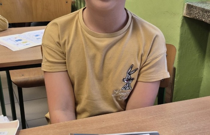 21 listopada uczniowie klas I-III obchodzili Dzień Życzliwości – wyjątkowe święto, które przypomina nam, jak wielką moc mają dobre słowa, uśmiech i drobne gesty. Tego dnia rozmawialiśmy o tym, czym jest życzliwość i jak możemy okazywać ją sobie nawzajem. Uczniowie brali udział w zabawach i aktywnościach promujących dobre relacje, empatię i wzajemny szacunek. Powstało także „drzewko życzliwości”, które już zdobi nasz korytarz i przypomina, że warto być dla siebie dobrym.

Pamiętajmy — życzliwość nic nie kosztuje, a potrafi zdziałać cuda! 