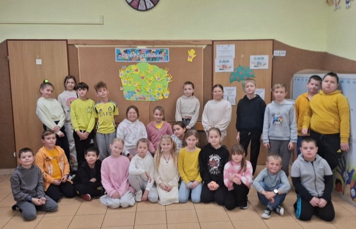 21 listopada uczniowie klas I-III obchodzili Dzień Życzliwości – wyjątkowe święto, które przypomina nam, jak wielką moc mają dobre słowa, uśmiech i drobne gesty. Tego dnia rozmawialiśmy o tym, czym jest życzliwość i jak możemy okazywać ją sobie nawzajem. Uczniowie brali udział w zabawach i aktywnościach promujących dobre relacje, empatię i wzajemny szacunek. Powstało także „drzewko życzliwości”, które już zdobi nasz korytarz i przypomina, że warto być dla siebie dobrym.

Pamiętajmy — życzliwość nic nie kosztuje, a potrafi zdziałać cuda! 