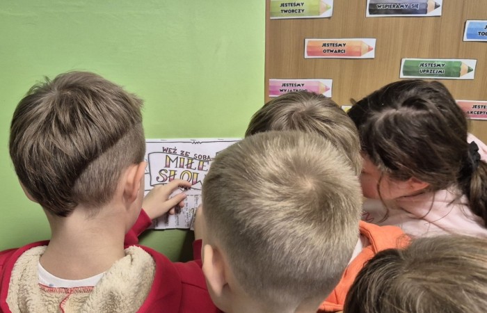 21 listopada uczniowie klas I-III obchodzili Dzień Życzliwości – wyjątkowe święto, które przypomina nam, jak wielką moc mają dobre słowa, uśmiech i drobne gesty. Tego dnia rozmawialiśmy o tym, czym jest życzliwość i jak możemy okazywać ją sobie nawzajem. Uczniowie brali udział w zabawach i aktywnościach promujących dobre relacje, empatię i wzajemny szacunek. Powstało także „drzewko życzliwości”, które już zdobi nasz korytarz i przypomina, że warto być dla siebie dobrym.

Pamiętajmy — życzliwość nic nie kosztuje, a potrafi zdziałać cuda! 