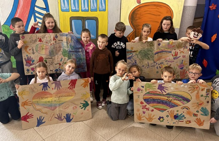 21 listopada uczniowie klas I-III obchodzili Dzień Życzliwości – wyjątkowe święto, które przypomina nam, jak wielką moc mają dobre słowa, uśmiech i drobne gesty. Tego dnia rozmawialiśmy o tym, czym jest życzliwość i jak możemy okazywać ją sobie nawzajem. Uczniowie brali udział w zabawach i aktywnościach promujących dobre relacje, empatię i wzajemny szacunek. Powstało także „drzewko życzliwości”, które już zdobi nasz korytarz i przypomina, że warto być dla siebie dobrym.

Pamiętajmy — życzliwość nic nie kosztuje, a potrafi zdziałać cuda! 