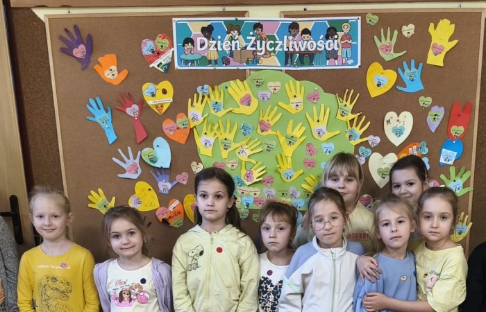 21 listopada uczniowie klas I-III obchodzili Dzień Życzliwości – wyjątkowe święto, które przypomina nam, jak wielką moc mają dobre słowa, uśmiech i drobne gesty. Tego dnia rozmawialiśmy o tym, czym jest życzliwość i jak możemy okazywać ją sobie nawzajem. Uczniowie brali udział w zabawach i aktywnościach promujących dobre relacje, empatię i wzajemny szacunek. Powstało także „drzewko życzliwości”, które już zdobi nasz korytarz i przypomina, że warto być dla siebie dobrym.

Pamiętajmy — życzliwość nic nie kosztuje, a potrafi zdziałać cuda! 