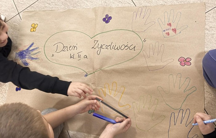 21 listopada uczniowie klas I-III obchodzili Dzień Życzliwości – wyjątkowe święto, które przypomina nam, jak wielką moc mają dobre słowa, uśmiech i drobne gesty. Tego dnia rozmawialiśmy o tym, czym jest życzliwość i jak możemy okazywać ją sobie nawzajem. Uczniowie brali udział w zabawach i aktywnościach promujących dobre relacje, empatię i wzajemny szacunek. Powstało także „drzewko życzliwości”, które już zdobi nasz korytarz i przypomina, że warto być dla siebie dobrym.

Pamiętajmy — życzliwość nic nie kosztuje, a potrafi zdziałać cuda! 