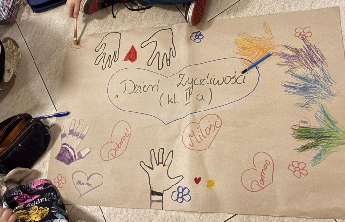 21 listopada uczniowie klas I-III obchodzili Dzień Życzliwości – wyjątkowe święto, które przypomina nam, jak wielką moc mają dobre słowa, uśmiech i drobne gesty. Tego dnia rozmawialiśmy o tym, czym jest życzliwość i jak możemy okazywać ją sobie nawzajem. Uczniowie brali udział w zabawach i aktywnościach promujących dobre relacje, empatię i wzajemny szacunek. Powstało także „drzewko życzliwości”, które już zdobi nasz korytarz i przypomina, że warto być dla siebie dobrym.

Pamiętajmy — życzliwość nic nie kosztuje, a potrafi zdziałać cuda! 
