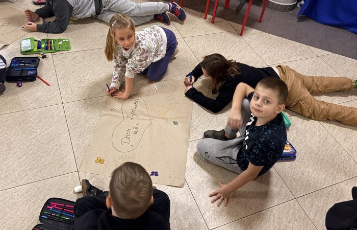 21 listopada uczniowie klas I-III obchodzili Dzień Życzliwości – wyjątkowe święto, które przypomina nam, jak wielką moc mają dobre słowa, uśmiech i drobne gesty. Tego dnia rozmawialiśmy o tym, czym jest życzliwość i jak możemy okazywać ją sobie nawzajem. Uczniowie brali udział w zabawach i aktywnościach promujących dobre relacje, empatię i wzajemny szacunek. Powstało także „drzewko życzliwości”, które już zdobi nasz korytarz i przypomina, że warto być dla siebie dobrym.

Pamiętajmy — życzliwość nic nie kosztuje, a potrafi zdziałać cuda! 
