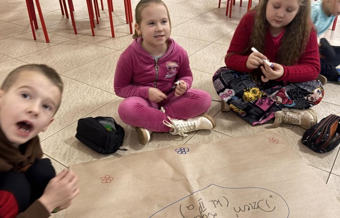 21 listopada uczniowie klas I-III obchodzili Dzień Życzliwości – wyjątkowe święto, które przypomina nam, jak wielką moc mają dobre słowa, uśmiech i drobne gesty. Tego dnia rozmawialiśmy o tym, czym jest życzliwość i jak możemy okazywać ją sobie nawzajem. Uczniowie brali udział w zabawach i aktywnościach promujących dobre relacje, empatię i wzajemny szacunek. Powstało także „drzewko życzliwości”, które już zdobi nasz korytarz i przypomina, że warto być dla siebie dobrym.

Pamiętajmy — życzliwość nic nie kosztuje, a potrafi zdziałać cuda! 