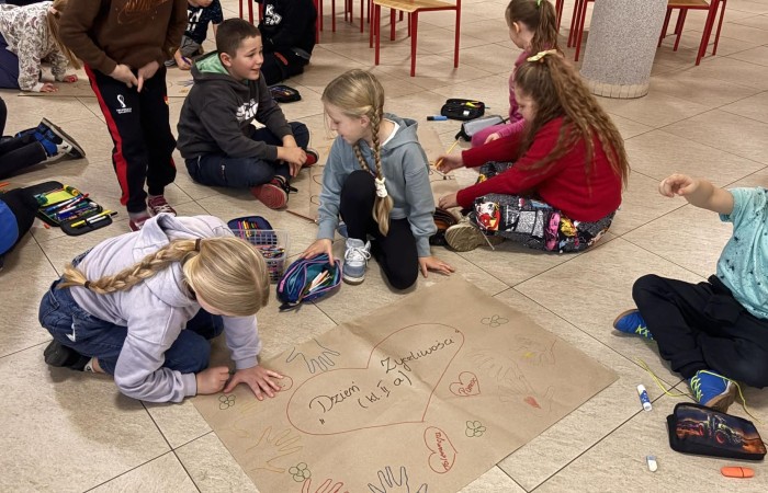 21 listopada uczniowie klas I-III obchodzili Dzień Życzliwości – wyjątkowe święto, które przypomina nam, jak wielką moc mają dobre słowa, uśmiech i drobne gesty. Tego dnia rozmawialiśmy o tym, czym jest życzliwość i jak możemy okazywać ją sobie nawzajem. Uczniowie brali udział w zabawach i aktywnościach promujących dobre relacje, empatię i wzajemny szacunek. Powstało także „drzewko życzliwości”, które już zdobi nasz korytarz i przypomina, że warto być dla siebie dobrym.

Pamiętajmy — życzliwość nic nie kosztuje, a potrafi zdziałać cuda! 