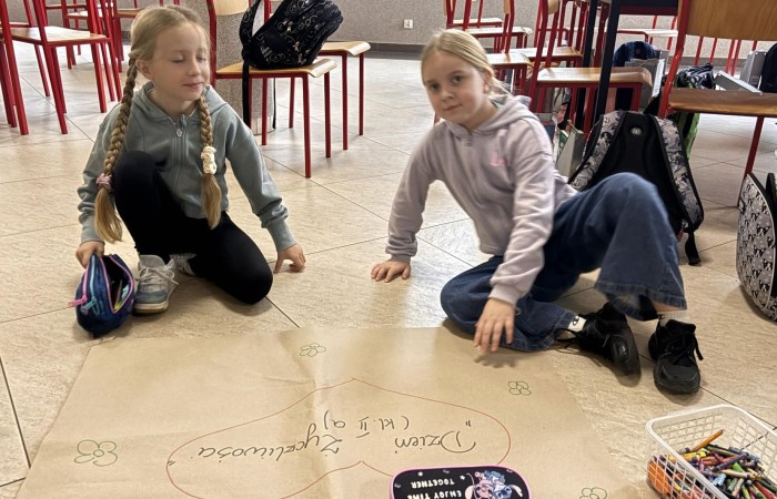 21 listopada uczniowie klas I-III obchodzili Dzień Życzliwości – wyjątkowe święto, które przypomina nam, jak wielką moc mają dobre słowa, uśmiech i drobne gesty. Tego dnia rozmawialiśmy o tym, czym jest życzliwość i jak możemy okazywać ją sobie nawzajem. Uczniowie brali udział w zabawach i aktywnościach promujących dobre relacje, empatię i wzajemny szacunek. Powstało także „drzewko życzliwości”, które już zdobi nasz korytarz i przypomina, że warto być dla siebie dobrym.

Pamiętajmy — życzliwość nic nie kosztuje, a potrafi zdziałać cuda! 