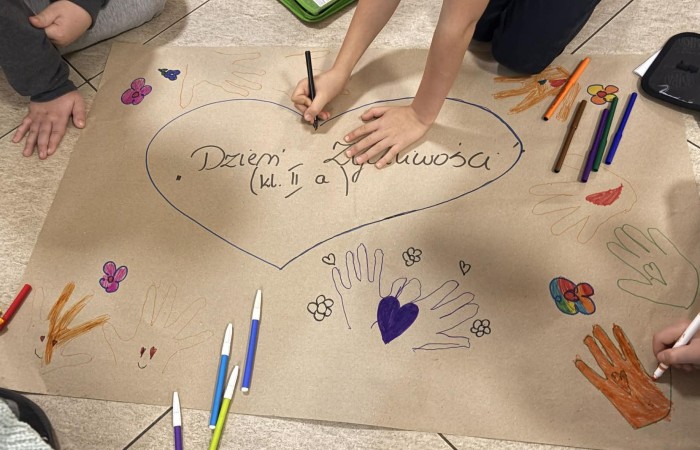 21 listopada uczniowie klas I-III obchodzili Dzień Życzliwości – wyjątkowe święto, które przypomina nam, jak wielką moc mają dobre słowa, uśmiech i drobne gesty. Tego dnia rozmawialiśmy o tym, czym jest życzliwość i jak możemy okazywać ją sobie nawzajem. Uczniowie brali udział w zabawach i aktywnościach promujących dobre relacje, empatię i wzajemny szacunek. Powstało także „drzewko życzliwości”, które już zdobi nasz korytarz i przypomina, że warto być dla siebie dobrym.

Pamiętajmy — życzliwość nic nie kosztuje, a potrafi zdziałać cuda! 