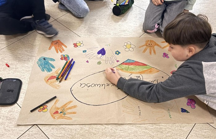 21 listopada uczniowie klas I-III obchodzili Dzień Życzliwości – wyjątkowe święto, które przypomina nam, jak wielką moc mają dobre słowa, uśmiech i drobne gesty. Tego dnia rozmawialiśmy o tym, czym jest życzliwość i jak możemy okazywać ją sobie nawzajem. Uczniowie brali udział w zabawach i aktywnościach promujących dobre relacje, empatię i wzajemny szacunek. Powstało także „drzewko życzliwości”, które już zdobi nasz korytarz i przypomina, że warto być dla siebie dobrym.

Pamiętajmy — życzliwość nic nie kosztuje, a potrafi zdziałać cuda! 