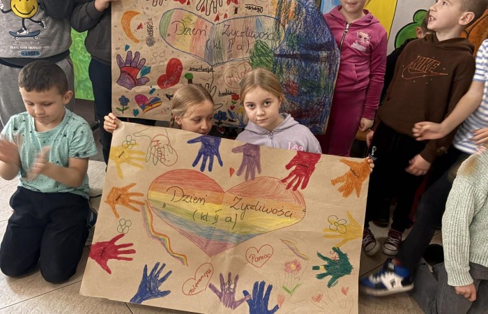 21 listopada uczniowie klas I-III obchodzili Dzień Życzliwości – wyjątkowe święto, które przypomina nam, jak wielką moc mają dobre słowa, uśmiech i drobne gesty. Tego dnia rozmawialiśmy o tym, czym jest życzliwość i jak możemy okazywać ją sobie nawzajem. Uczniowie brali udział w zabawach i aktywnościach promujących dobre relacje, empatię i wzajemny szacunek. Powstało także „drzewko życzliwości”, które już zdobi nasz korytarz i przypomina, że warto być dla siebie dobrym.

Pamiętajmy — życzliwość nic nie kosztuje, a potrafi zdziałać cuda! 