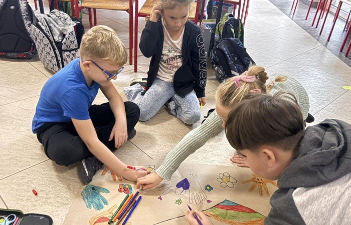21 listopada uczniowie klas I-III obchodzili Dzień Życzliwości – wyjątkowe święto, które przypomina nam, jak wielką moc mają dobre słowa, uśmiech i drobne gesty. Tego dnia rozmawialiśmy o tym, czym jest życzliwość i jak możemy okazywać ją sobie nawzajem. Uczniowie brali udział w zabawach i aktywnościach promujących dobre relacje, empatię i wzajemny szacunek. Powstało także „drzewko życzliwości”, które już zdobi nasz korytarz i przypomina, że warto być dla siebie dobrym.

Pamiętajmy — życzliwość nic nie kosztuje, a potrafi zdziałać cuda! 