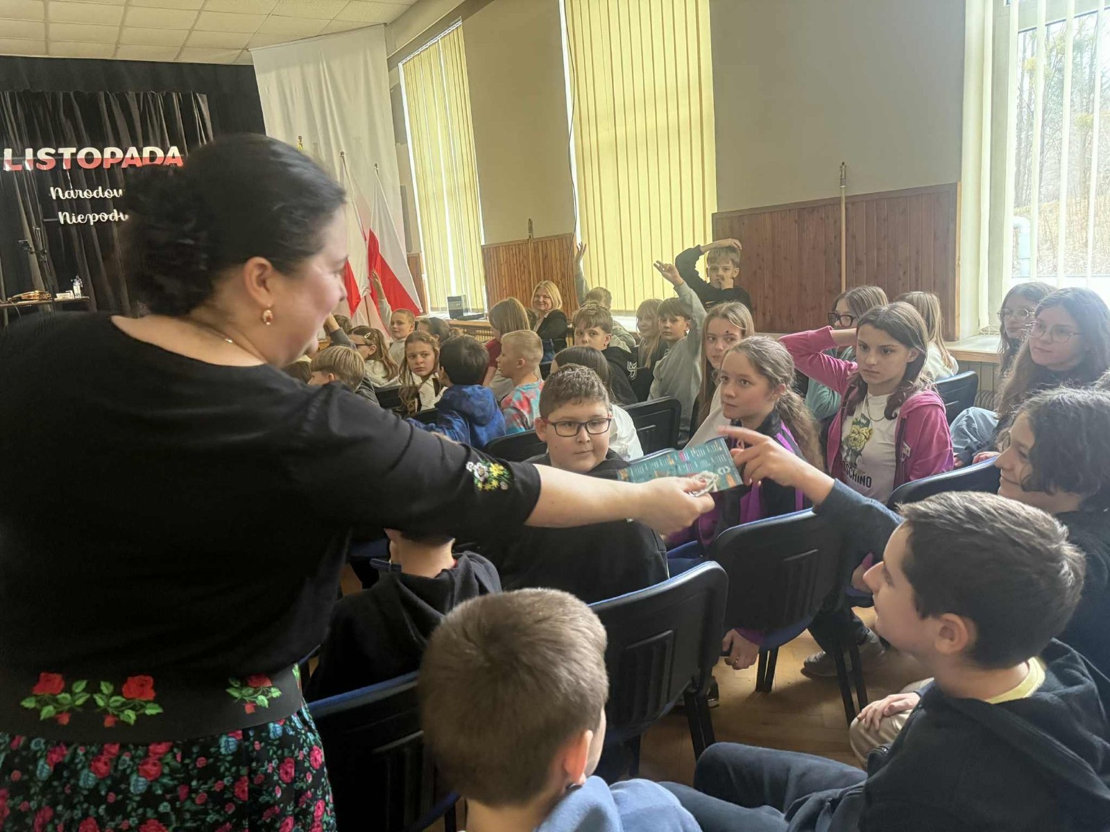 Dziś uczniowie naszej szkoły oraz przedszkolaki z grupy „Sówki” mieli niezwykłą okazję uczestniczyć w koncertach zespołu KAPELA KARPATI. To wyjątkowi artyści, których muzyka porusza serca i przenosi słuchaczy w klimaty Karpat – Bałkanów, Słowacji, Ukrainy i Polski.
Kapela zachwyciła nas oryginalnymi aranżacjami, wielogłosowym śpiewem, energetycznymi solówkami oraz dźwiękami instrumentów, które wypełniły salę wyjątkową atmosferą.
Było radośnie, żywiołowo i bardzo aktywnie! ?
Dzieci chętnie śpiewały, klaskały, tańczyły, a także poznawały zwroty i piosenki w różnych językach.
To była prawdziwa muzyczna uczta.