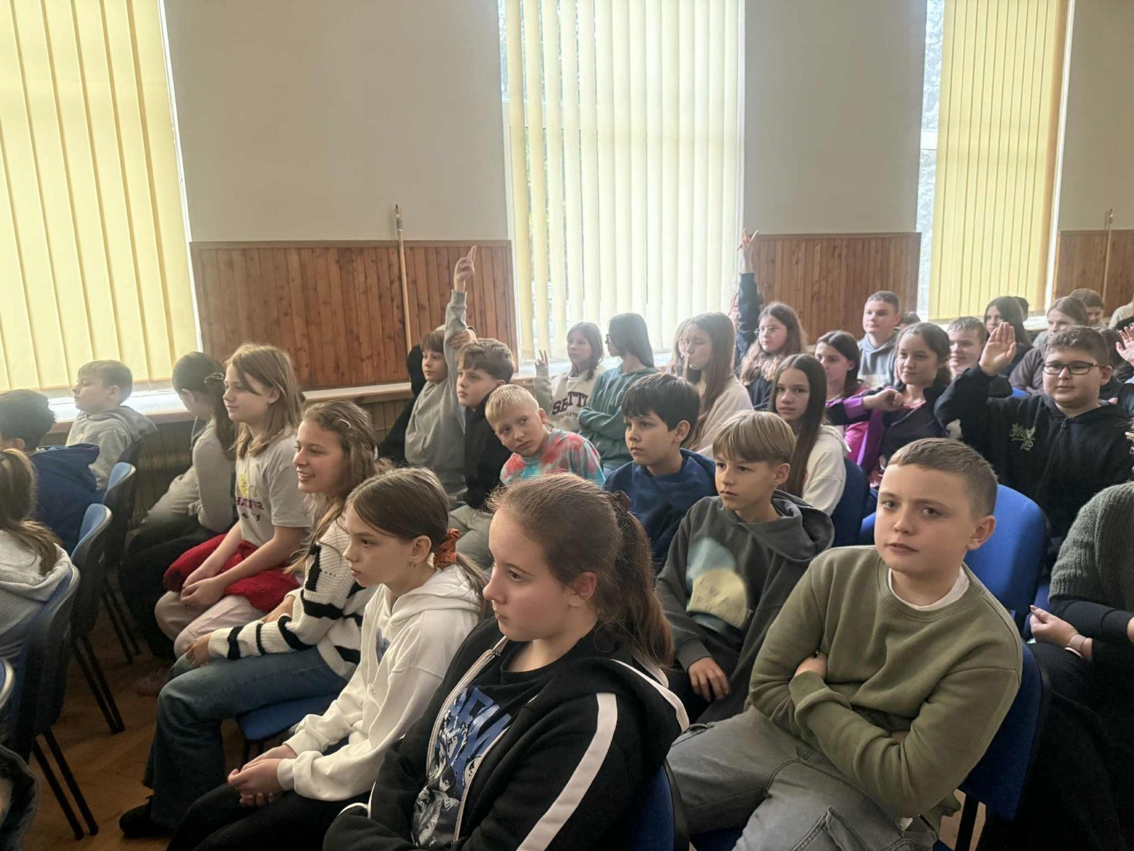 Dziś uczniowie naszej szkoły oraz przedszkolaki z grupy „Sówki” mieli niezwykłą okazję uczestniczyć w koncertach zespołu KAPELA KARPATI. To wyjątkowi artyści, których muzyka porusza serca i przenosi słuchaczy w klimaty Karpat – Bałkanów, Słowacji, Ukrainy i Polski.
Kapela zachwyciła nas oryginalnymi aranżacjami, wielogłosowym śpiewem, energetycznymi solówkami oraz dźwiękami instrumentów, które wypełniły salę wyjątkową atmosferą.
Było radośnie, żywiołowo i bardzo aktywnie! ?
Dzieci chętnie śpiewały, klaskały, tańczyły, a także poznawały zwroty i piosenki w różnych językach.
To była prawdziwa muzyczna uczta.