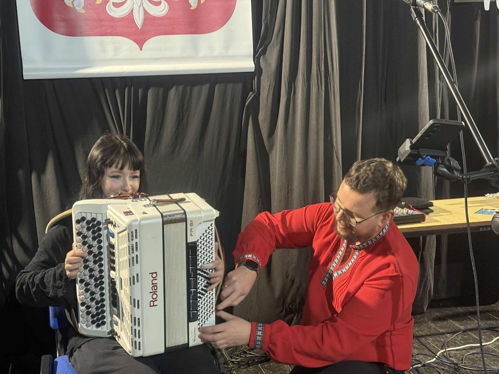 Dziś uczniowie naszej szkoły oraz przedszkolaki z grupy „Sówki” mieli niezwykłą okazję uczestniczyć w koncertach zespołu KAPELA KARPATI. To wyjątkowi artyści, których muzyka porusza serca i przenosi słuchaczy w klimaty Karpat – Bałkanów, Słowacji, Ukrainy i Polski.
Kapela zachwyciła nas oryginalnymi aranżacjami, wielogłosowym śpiewem, energetycznymi solówkami oraz dźwiękami instrumentów, które wypełniły salę wyjątkową atmosferą.
Było radośnie, żywiołowo i bardzo aktywnie! ?
Dzieci chętnie śpiewały, klaskały, tańczyły, a także poznawały zwroty i piosenki w różnych językach.
To była prawdziwa muzyczna uczta.