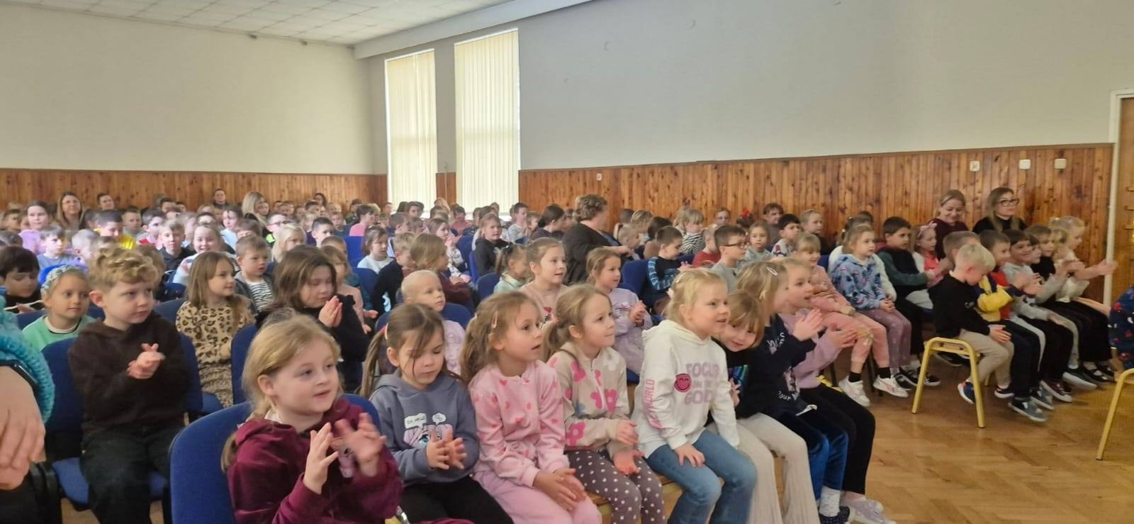 Dziś uczniowie naszej szkoły oraz przedszkolaki z grupy „Sówki” mieli niezwykłą okazję uczestniczyć w koncertach zespołu KAPELA KARPATI. To wyjątkowi artyści, których muzyka porusza serca i przenosi słuchaczy w klimaty Karpat – Bałkanów, Słowacji, Ukrainy i Polski.
Kapela zachwyciła nas oryginalnymi aranżacjami, wielogłosowym śpiewem, energetycznymi solówkami oraz dźwiękami instrumentów, które wypełniły salę wyjątkową atmosferą.
Było radośnie, żywiołowo i bardzo aktywnie! ?
Dzieci chętnie śpiewały, klaskały, tańczyły, a także poznawały zwroty i piosenki w różnych językach.
To była prawdziwa muzyczna uczta.