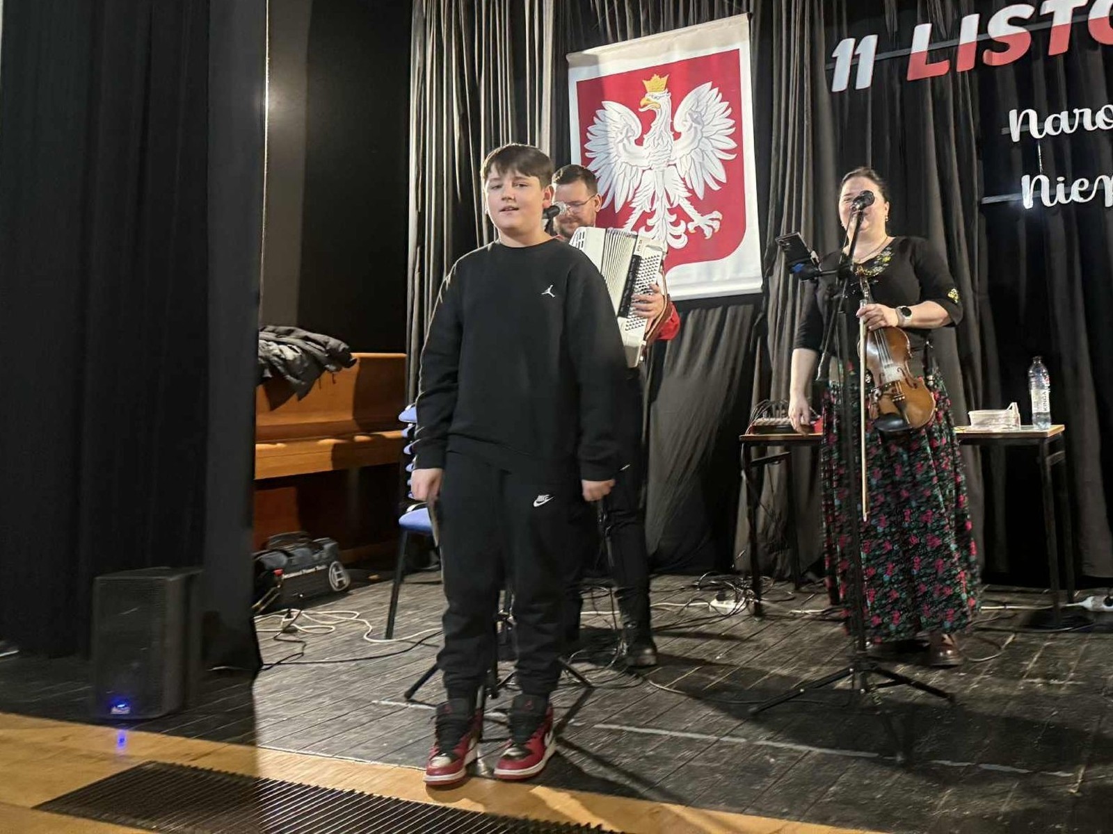 Dziś uczniowie naszej szkoły oraz przedszkolaki z grupy „Sówki” mieli niezwykłą okazję uczestniczyć w koncertach zespołu KAPELA KARPATI. To wyjątkowi artyści, których muzyka porusza serca i przenosi słuchaczy w klimaty Karpat – Bałkanów, Słowacji, Ukrainy i Polski.
Kapela zachwyciła nas oryginalnymi aranżacjami, wielogłosowym śpiewem, energetycznymi solówkami oraz dźwiękami instrumentów, które wypełniły salę wyjątkową atmosferą.
Było radośnie, żywiołowo i bardzo aktywnie! ?
Dzieci chętnie śpiewały, klaskały, tańczyły, a także poznawały zwroty i piosenki w różnych językach.
To była prawdziwa muzyczna uczta.