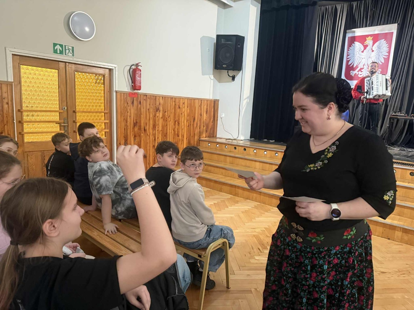 Dziś uczniowie naszej szkoły oraz przedszkolaki z grupy „Sówki” mieli niezwykłą okazję uczestniczyć w koncertach zespołu KAPELA KARPATI. To wyjątkowi artyści, których muzyka porusza serca i przenosi słuchaczy w klimaty Karpat – Bałkanów, Słowacji, Ukrainy i Polski.
Kapela zachwyciła nas oryginalnymi aranżacjami, wielogłosowym śpiewem, energetycznymi solówkami oraz dźwiękami instrumentów, które wypełniły salę wyjątkową atmosferą.
Było radośnie, żywiołowo i bardzo aktywnie! ?
Dzieci chętnie śpiewały, klaskały, tańczyły, a także poznawały zwroty i piosenki w różnych językach.
To była prawdziwa muzyczna uczta.
