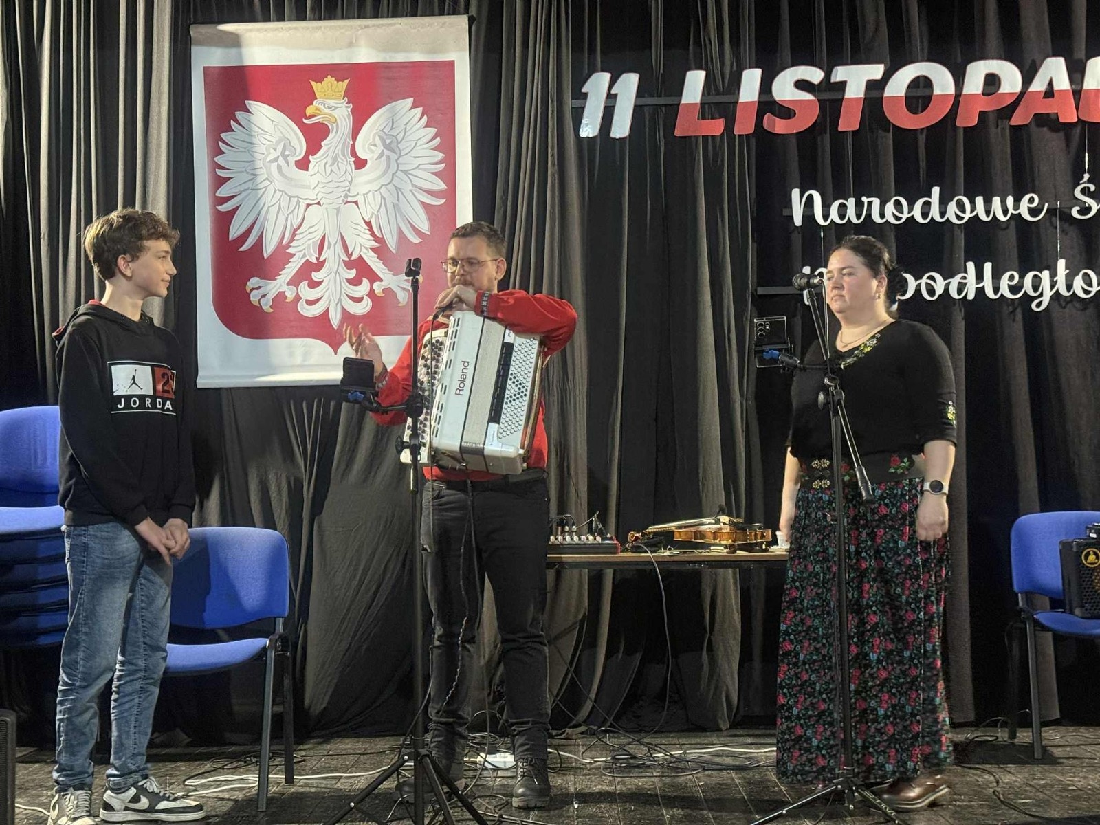 Dziś uczniowie naszej szkoły oraz przedszkolaki z grupy „Sówki” mieli niezwykłą okazję uczestniczyć w koncertach zespołu KAPELA KARPATI. To wyjątkowi artyści, których muzyka porusza serca i przenosi słuchaczy w klimaty Karpat – Bałkanów, Słowacji, Ukrainy i Polski.
Kapela zachwyciła nas oryginalnymi aranżacjami, wielogłosowym śpiewem, energetycznymi solówkami oraz dźwiękami instrumentów, które wypełniły salę wyjątkową atmosferą.
Było radośnie, żywiołowo i bardzo aktywnie! ?
Dzieci chętnie śpiewały, klaskały, tańczyły, a także poznawały zwroty i piosenki w różnych językach.
To była prawdziwa muzyczna uczta.