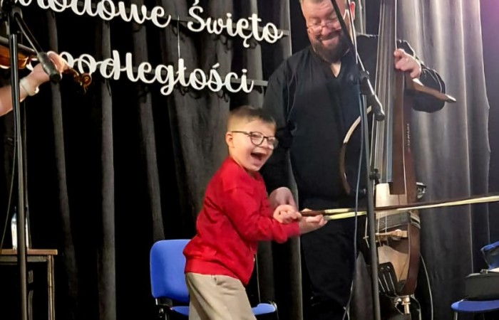 Dziś uczniowie naszej szkoły oraz przedszkolaki z grupy „Sówki” mieli niezwykłą okazję uczestniczyć w koncertach zespołu KAPELA KARPATI. To wyjątkowi artyści, których muzyka porusza serca i przenosi słuchaczy w klimaty Karpat – Bałkanów, Słowacji, Ukrainy i Polski.
Kapela zachwyciła nas oryginalnymi aranżacjami, wielogłosowym śpiewem, energetycznymi solówkami oraz dźwiękami instrumentów, które wypełniły salę wyjątkową atmosferą.
Było radośnie, żywiołowo i bardzo aktywnie! ?
Dzieci chętnie śpiewały, klaskały, tańczyły, a także poznawały zwroty i piosenki w różnych językach.
To była prawdziwa muzyczna uczta.