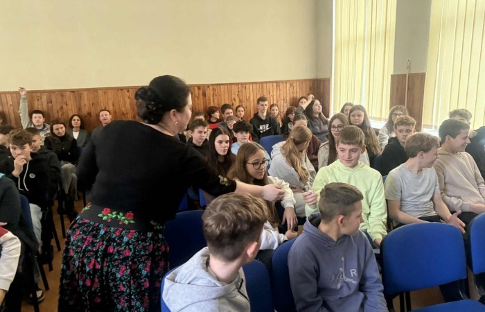 Dziś uczniowie naszej szkoły oraz przedszkolaki z grupy „Sówki” mieli niezwykłą okazję uczestniczyć w koncertach zespołu KAPELA KARPATI. To wyjątkowi artyści, których muzyka porusza serca i przenosi słuchaczy w klimaty Karpat – Bałkanów, Słowacji, Ukrainy i Polski.
Kapela zachwyciła nas oryginalnymi aranżacjami, wielogłosowym śpiewem, energetycznymi solówkami oraz dźwiękami instrumentów, które wypełniły salę wyjątkową atmosferą.
Było radośnie, żywiołowo i bardzo aktywnie! ?
Dzieci chętnie śpiewały, klaskały, tańczyły, a także poznawały zwroty i piosenki w różnych językach.
To była prawdziwa muzyczna uczta.