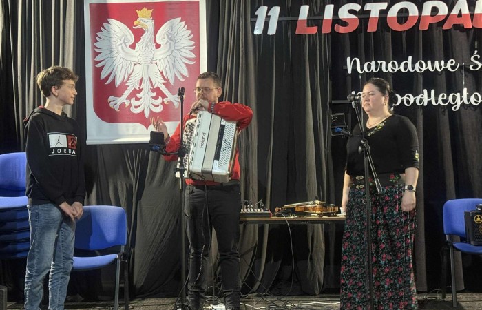 Dziś uczniowie naszej szkoły oraz przedszkolaki z grupy „Sówki” mieli niezwykłą okazję uczestniczyć w koncertach zespołu KAPELA KARPATI. To wyjątkowi artyści, których muzyka porusza serca i przenosi słuchaczy w klimaty Karpat – Bałkanów, Słowacji, Ukrainy i Polski.
Kapela zachwyciła nas oryginalnymi aranżacjami, wielogłosowym śpiewem, energetycznymi solówkami oraz dźwiękami instrumentów, które wypełniły salę wyjątkową atmosferą.
Było radośnie, żywiołowo i bardzo aktywnie! ?
Dzieci chętnie śpiewały, klaskały, tańczyły, a także poznawały zwroty i piosenki w różnych językach.
To była prawdziwa muzyczna uczta.