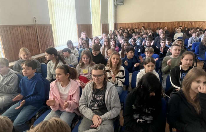 Dziś uczniowie naszej szkoły oraz przedszkolaki z grupy „Sówki” mieli niezwykłą okazję uczestniczyć w koncertach zespołu KAPELA KARPATI. To wyjątkowi artyści, których muzyka porusza serca i przenosi słuchaczy w klimaty Karpat – Bałkanów, Słowacji, Ukrainy i Polski.
Kapela zachwyciła nas oryginalnymi aranżacjami, wielogłosowym śpiewem, energetycznymi solówkami oraz dźwiękami instrumentów, które wypełniły salę wyjątkową atmosferą.
Było radośnie, żywiołowo i bardzo aktywnie! ?
Dzieci chętnie śpiewały, klaskały, tańczyły, a także poznawały zwroty i piosenki w różnych językach.
To była prawdziwa muzyczna uczta.