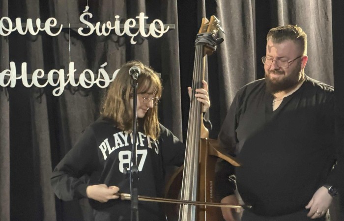 Dziś uczniowie naszej szkoły oraz przedszkolaki z grupy „Sówki” mieli niezwykłą okazję uczestniczyć w koncertach zespołu KAPELA KARPATI. To wyjątkowi artyści, których muzyka porusza serca i przenosi słuchaczy w klimaty Karpat – Bałkanów, Słowacji, Ukrainy i Polski.
Kapela zachwyciła nas oryginalnymi aranżacjami, wielogłosowym śpiewem, energetycznymi solówkami oraz dźwiękami instrumentów, które wypełniły salę wyjątkową atmosferą.
Było radośnie, żywiołowo i bardzo aktywnie! ?
Dzieci chętnie śpiewały, klaskały, tańczyły, a także poznawały zwroty i piosenki w różnych językach.
To była prawdziwa muzyczna uczta.