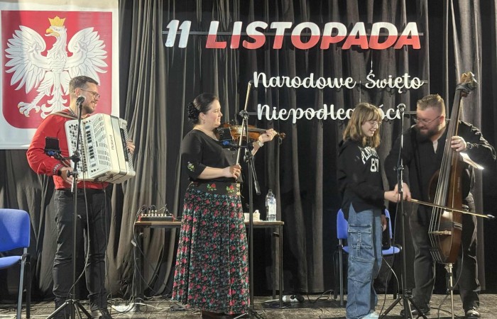 Dziś uczniowie naszej szkoły oraz przedszkolaki z grupy „Sówki” mieli niezwykłą okazję uczestniczyć w koncertach zespołu KAPELA KARPATI. To wyjątkowi artyści, których muzyka porusza serca i przenosi słuchaczy w klimaty Karpat – Bałkanów, Słowacji, Ukrainy i Polski.
Kapela zachwyciła nas oryginalnymi aranżacjami, wielogłosowym śpiewem, energetycznymi solówkami oraz dźwiękami instrumentów, które wypełniły salę wyjątkową atmosferą.
Było radośnie, żywiołowo i bardzo aktywnie! ?
Dzieci chętnie śpiewały, klaskały, tańczyły, a także poznawały zwroty i piosenki w różnych językach.
To była prawdziwa muzyczna uczta.