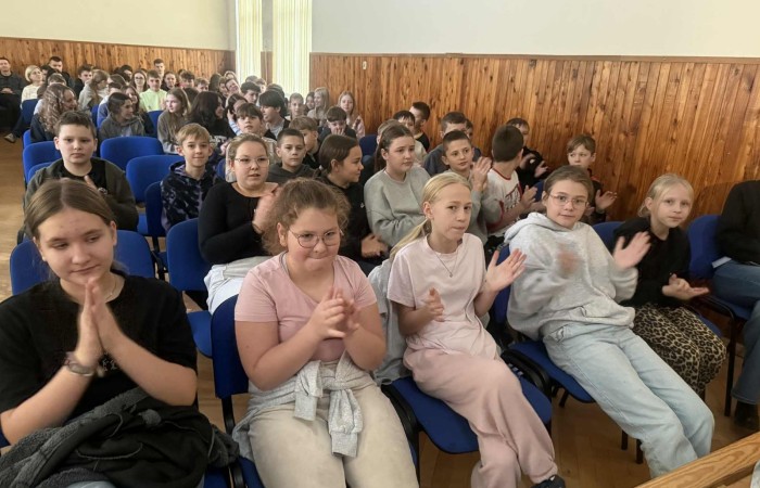 Dziś uczniowie naszej szkoły oraz przedszkolaki z grupy „Sówki” mieli niezwykłą okazję uczestniczyć w koncertach zespołu KAPELA KARPATI. To wyjątkowi artyści, których muzyka porusza serca i przenosi słuchaczy w klimaty Karpat – Bałkanów, Słowacji, Ukrainy i Polski.
Kapela zachwyciła nas oryginalnymi aranżacjami, wielogłosowym śpiewem, energetycznymi solówkami oraz dźwiękami instrumentów, które wypełniły salę wyjątkową atmosferą.
Było radośnie, żywiołowo i bardzo aktywnie! ?
Dzieci chętnie śpiewały, klaskały, tańczyły, a także poznawały zwroty i piosenki w różnych językach.
To była prawdziwa muzyczna uczta.